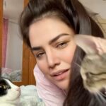 Özlem Balcı Instagram - Bazen dertleşmek istersin, Bazen kaybolmak, Her türküde kendine ait bir şey bulmak, İnsan anlatamadığı kadar anlaşılmak ister.. #kedicandır 🧿🥰