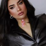 Özlem Balcı Instagram - Emel abla ben Muğla’nın Fethiyesindenim🙈 Evde kalmış kız kurusuyum😅 Makyaj güzeliyim🙈 @emelsayinofficial 🌺