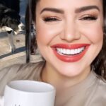 Özlem Balcı Instagram - Zor zamanlarda bile gülebilmek yiğitliktir , heybettir...