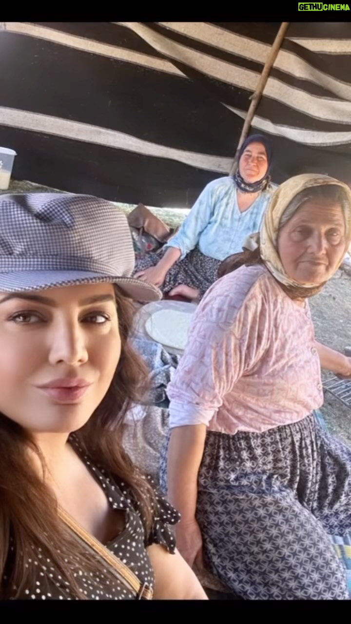Özlem Balcı Instagram - El itini övüyor; siz aslanda kusur arıyorsunuz…🔐