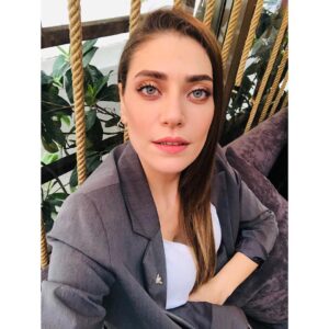 Öznur Serçeler Instagram - Güzel bir cuma☕️
💄 @pelinpehlivanogluu