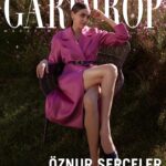 Öznur Serçeler Instagram – Öznur Serçeler: Etkileyici Güzellik, Zarif Bir Tarz ✨ 
“Hayat felsefem ‘Her şey olacağına varır rahatla’ yönünde oluyor her zaman. Bir de hayatın geçiciliği.. Bunu kendime daha sık hatırlamaya çalışıyorum.” diyen Öznur Serçeler, sorularımızı tüm samimiyetiyle yanıtlıyor. Akıllı, sempatik ve seksi başarılı oyuncu Öznur Serçeler ile çok keyifli bir kapak çekimi gerçekleştirdik. 🦋🌸 @oznurserceler @gardiropmagazin #gardiropcover #gardiropmagazin
 
Yeni sayımız tüm dijital platformlarda ✨ 
 
#oznurserceler
Yayınlar Direktörü: @gulay_ozdemir 
Fotoğraflar: @ugursariduran
Video: @sam_paparazzii 
Moda ve Güzellik Direktörü: @caglakucukdereli 
Stylist: @dilaraipeksatir 
Kapak Kıyafetleri: @marksandspencerturkiye
Saç: @atakangelisli
Makyaj: @rufiyekalmazzz
Kurumsal İletişim: @mine.gunduz
Marka İletişimi: @yoncayalki
Prodüksiyon: @nutekstudio
Mekan: @radissonbluottomare
Styling Asistanı: @sselinbahadir_ 
Teşekkürler @management.be @edoszt