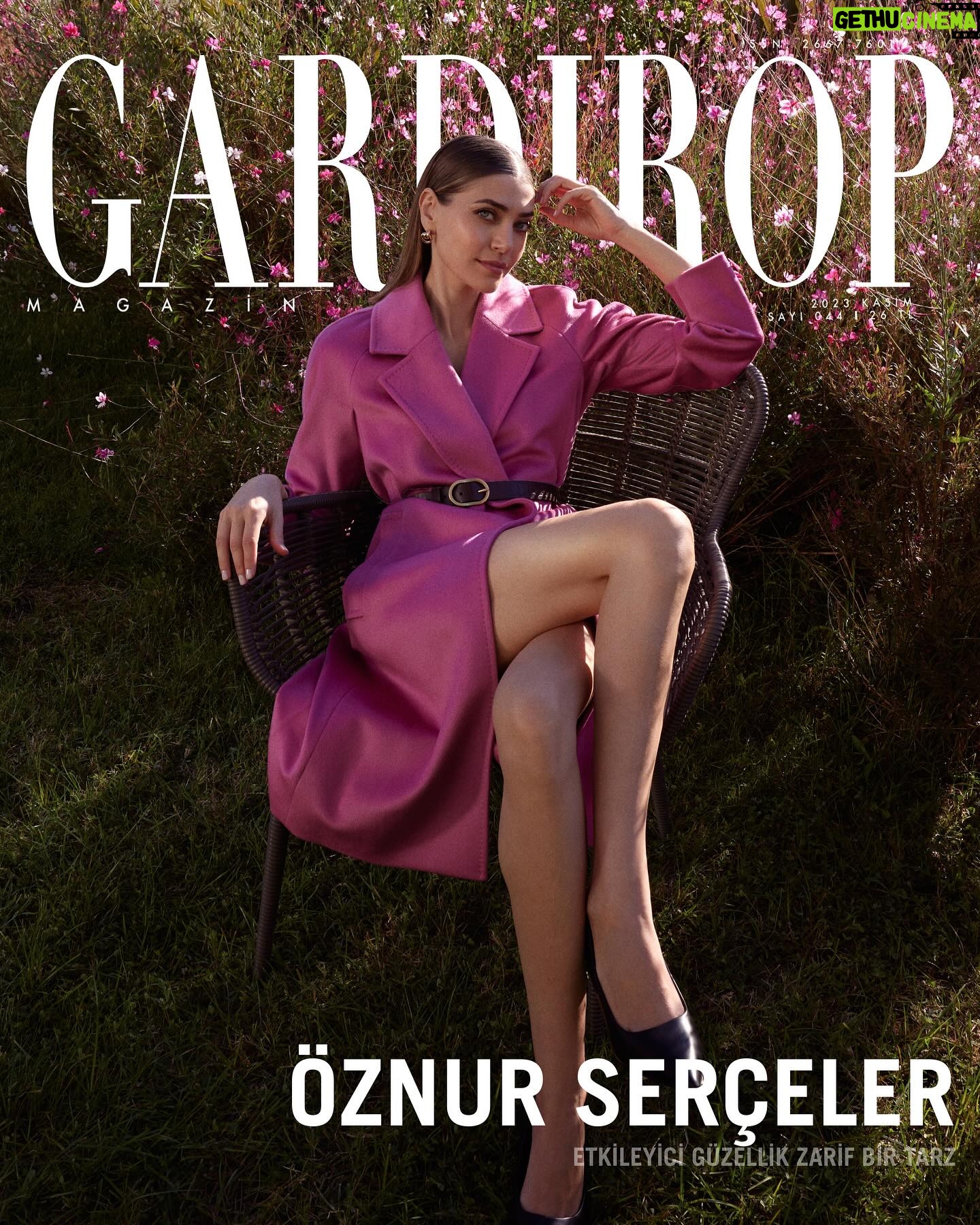 Öznur Serçeler Instagram - Öznur Serçeler: Etkileyici Güzellik, Zarif Bir Tarz ✨ “Hayat felsefem ‘Her şey olacağına varır rahatla’ yönünde oluyor her zaman. Bir de hayatın geçiciliği.. Bunu kendime daha sık hatırlamaya çalışıyorum.” diyen Öznur Serçeler, sorularımızı tüm samimiyetiyle yanıtlıyor. Akıllı, sempatik ve seksi başarılı oyuncu Öznur Serçeler ile çok keyifli bir kapak çekimi gerçekleştirdik. 🦋🌸 @oznurserceler @gardiropmagazin #gardiropcover #gardiropmagazin Yeni sayımız tüm dijital platformlarda ✨ #oznurserceler Yayınlar Direktörü: @gulay_ozdemir Fotoğraflar: @ugursariduran Video: @sam_paparazzii Moda ve Güzellik Direktörü: @caglakucukdereli Stylist: @dilaraipeksatir Kapak Kıyafetleri: @marksandspencerturkiye Saç: @atakangelisli Makyaj: @rufiyekalmazzz Kurumsal İletişim: @mine.gunduz Marka İletişimi: @yoncayalki Prodüksiyon: @nutekstudio Mekan: @radissonbluottomare Styling Asistanı: @sselinbahadir_ Teşekkürler @management.be @edoszt