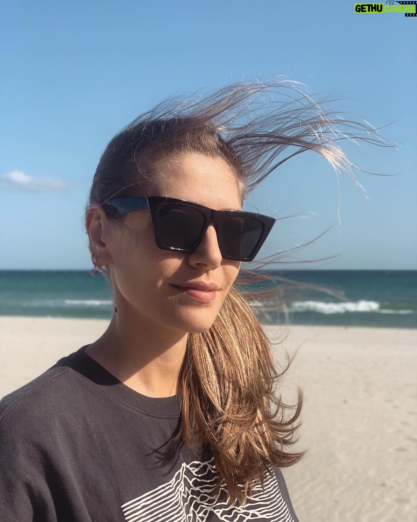 Öznur Serçeler - 179.8K Likes - Toplamış olmama rağmen rüzgarda savrulan saçlarım 🌬🍂