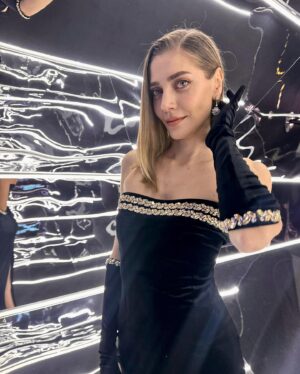 Öznur Serçeler Instagram - Geceden ✨

Tarocum 🏆👏🏼 @taroemir 

🖤Styling: 
@hamiyetaktass  @management.be 

Elbise: @labarinstudio
Takı: @tophilss