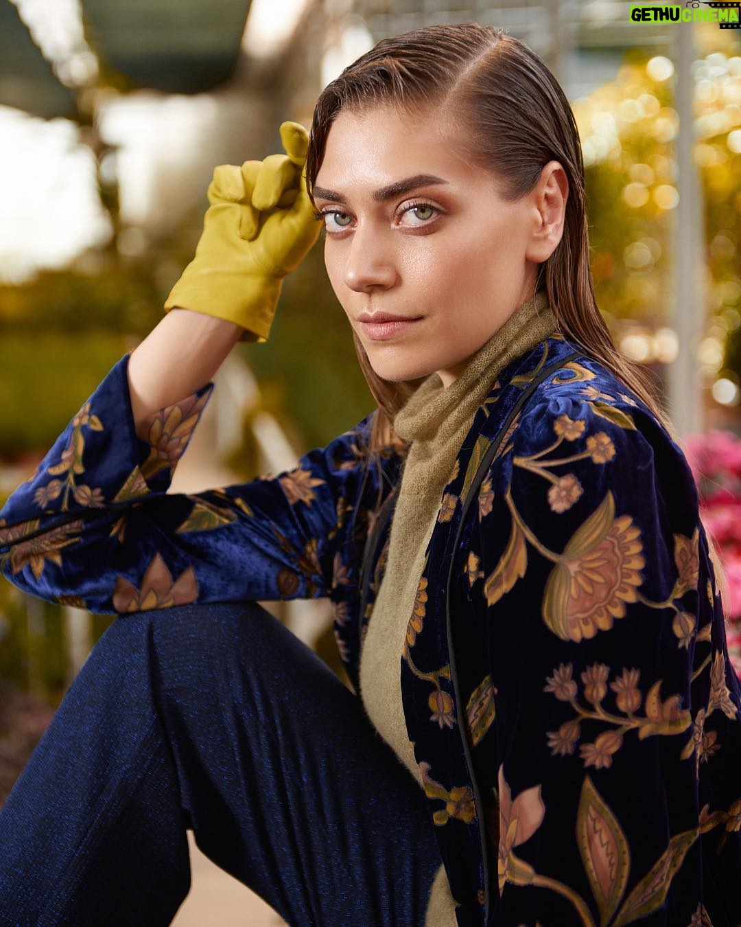 Öznur Serçeler Instagram - 🍁Madame Figaro🍁 @madamefigarotr Hazırlayan: @edaturkmenn Fotoğraf: @canberkuregel Styling: @tarikgul Saç: @hrnates Makyaj: @fulyamurtekin