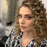 Öznur Serçeler Instagram - 💃🏼 Dün akşam @modasahnesi ‘inde verdiğimiz Duygular Şelale konserimiz için beni hazırlayan canlarıma teşekkürler.⠀ ⠀ Makyaj: @pelinpehlivanogluu ⠀ Saç: @batuhangelisli⠀