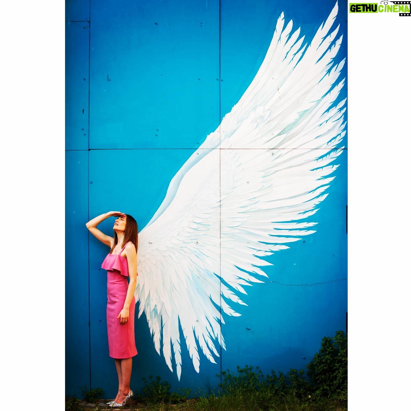 Öznur Serçeler - 164.2K Likes - Tam 1 yıl önce bugün #erkencikuş çekimlerine başlamıştık. O kuş bugün daha büyük kanatlarla yeni serüvenlere uçmaya hazır.🧿
Fotograf: @mortezaatabaki
