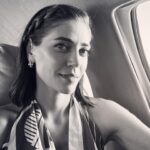 Öznur Serçeler Instagram - 👧🏻: Özel uçak güzel ya 👩🏼: O zaman da halktan çok uzaklaşmış olmaz mıyız? 🤔 👧🏻👩🏼: 😂😂 Not: Sevgili dostum @berilpozam ile minik diyaloğumuz.