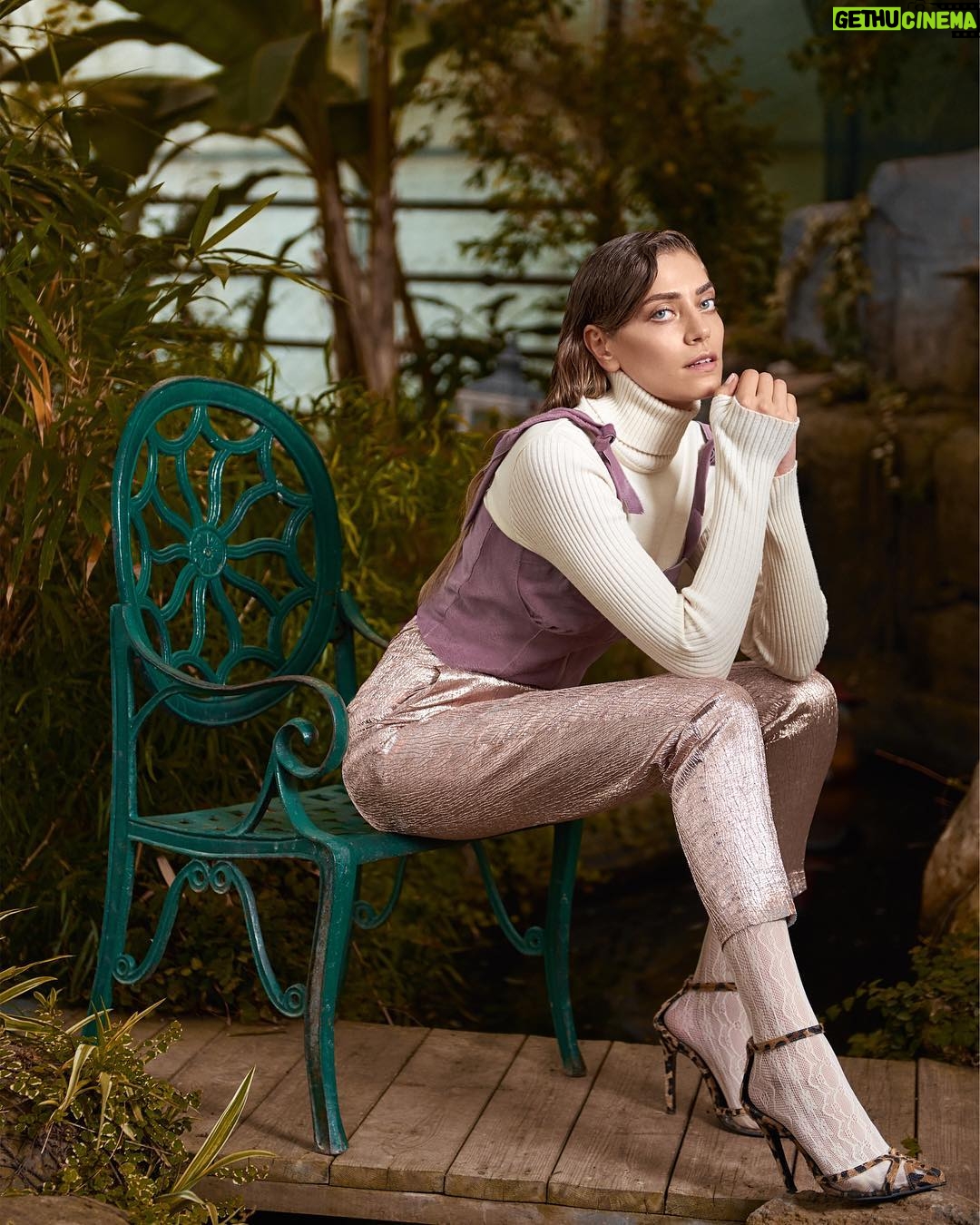 Öznur Serçeler Instagram - Madame Figaro Ekim sayısı 👩🏼🎤 @madamefigarotr Hazırlayan: @edaturkmenn Fotoğraf: @canberkuregel Styling: @tarikgul Saç: @hrnates Makyaj: @fulyamurtekin