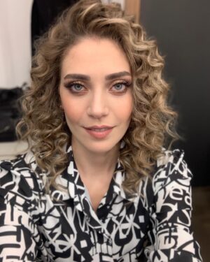 Öznur Serçeler Instagram - 💃🏼 Dün akşam @modasahnesi ‘inde verdiğimiz Duygular Şelale konserimiz için beni hazırlayan canlarıma teşekkürler.⠀
⠀
Makyaj: @pelinpehlivanogluu ⠀
Saç: @batuhangelisli⠀