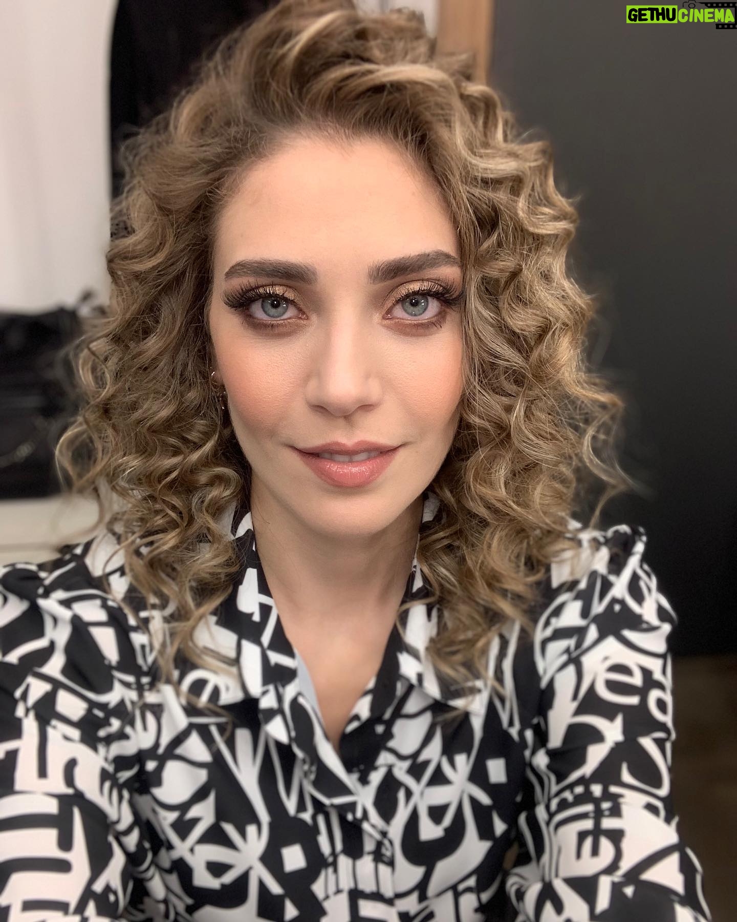 Öznur Serçeler - 218.6K Likes - 💃🏼 Dün akşam @modasahnesi ‘inde verdiğimiz Duygular Şelale konserimiz için beni hazırlayan canlarıma teşekkürler.⠀
⠀
Makyaj: @pelinpehlivanogluu ⠀
Saç: @batuhangelisli⠀