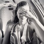 Öznur Serçeler Instagram - 👧🏻: Özel uçak güzel ya 👩🏼: O zaman da halktan çok uzaklaşmış olmaz mıyız? 🤔 👧🏻👩🏼: 😂😂 Not: Sevgili dostum @berilpozam ile minik diyaloğumuz.
