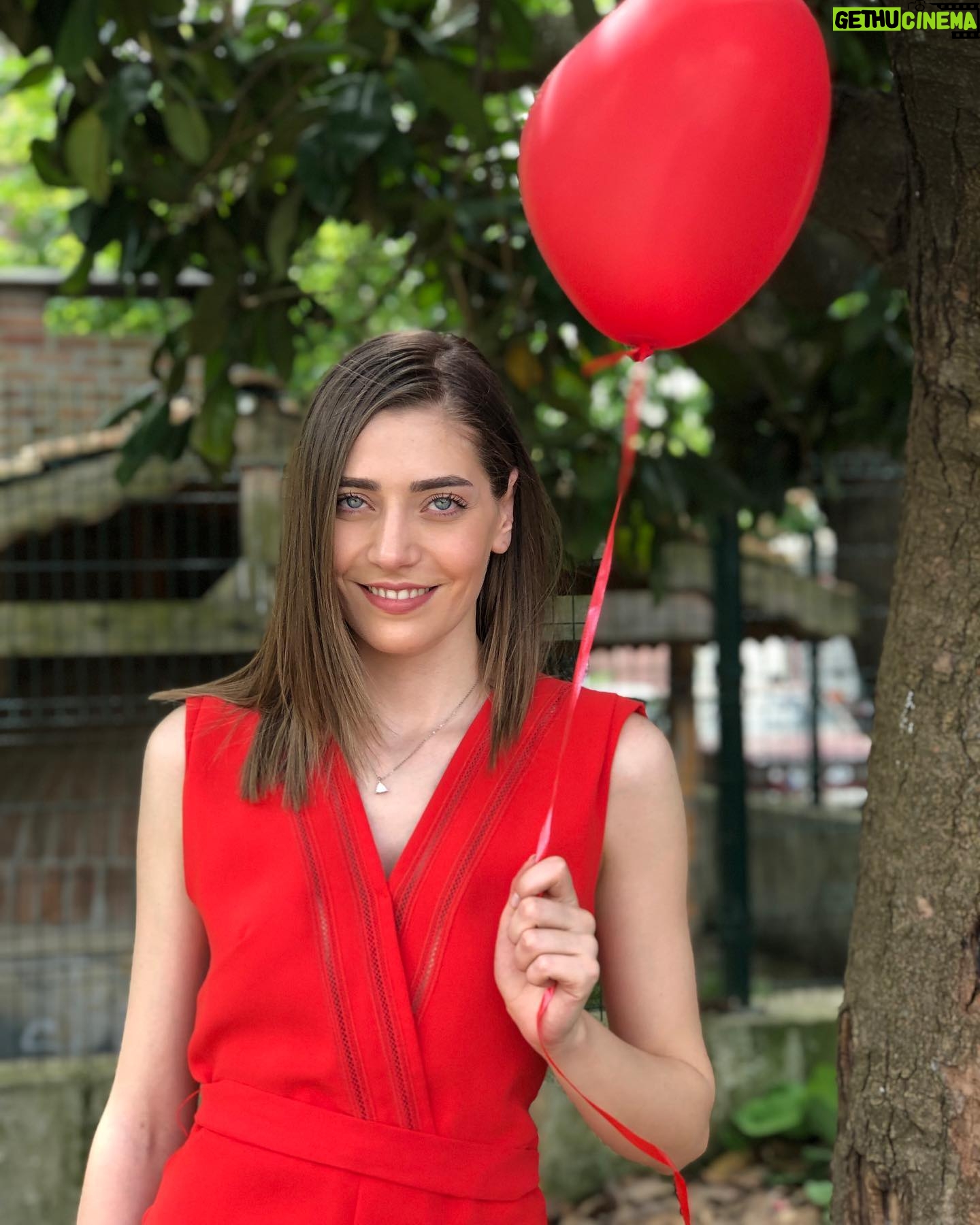 Öznur Serçeler - 186.6K Likes - 🎈