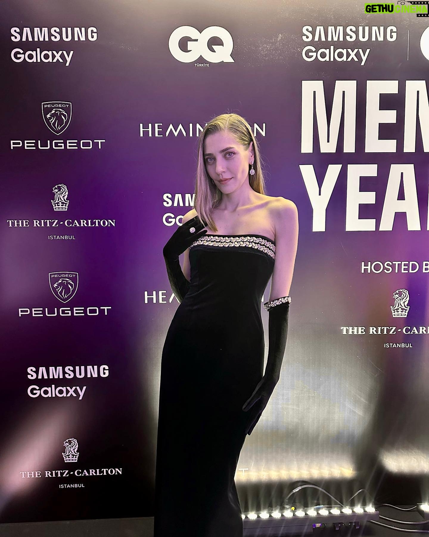 Öznur Serçeler - 179.3K Likes - Geceden ✨
Tarocum 🏆👏🏼 @taroemir
🖤Styling:
@hamiyetaktass @management.be
Elbise: @labarinstudio
Takı: @tophilss