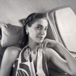 Öznur Serçeler Instagram - 👧🏻: Özel uçak güzel ya 👩🏼: O zaman da halktan çok uzaklaşmış olmaz mıyız? 🤔 👧🏻👩🏼: 😂😂 Not: Sevgili dostum @berilpozam ile minik diyaloğumuz.