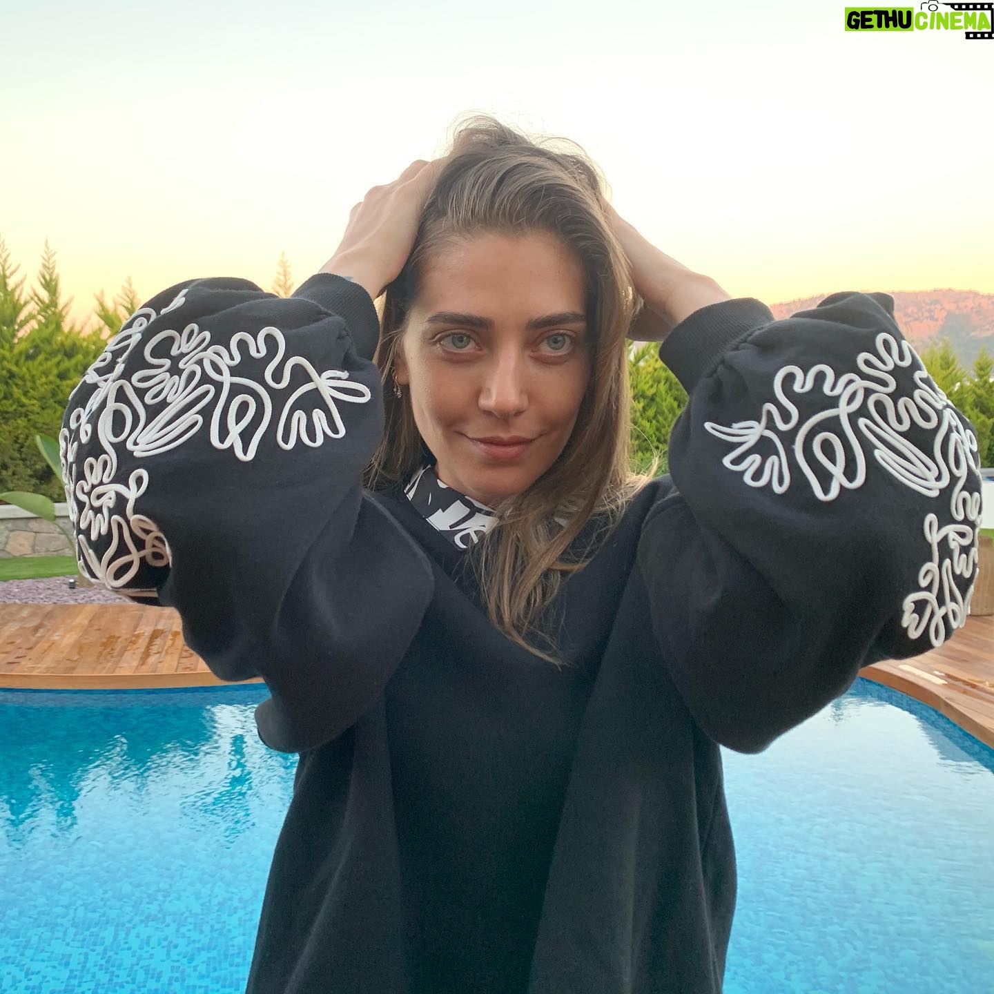 Öznur Serçeler - 210.3K Likes - Hoşçakal güneş, yarın görüşürüz 🌝