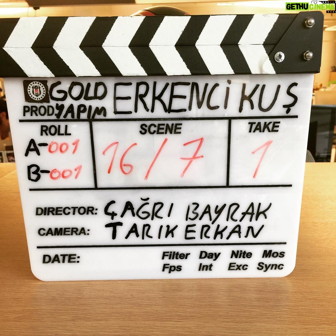 Öznur Serçeler Instagram - Yeni maceralar , yeni karakterler :) @erkenci.kus @goldfilmyapim @startv