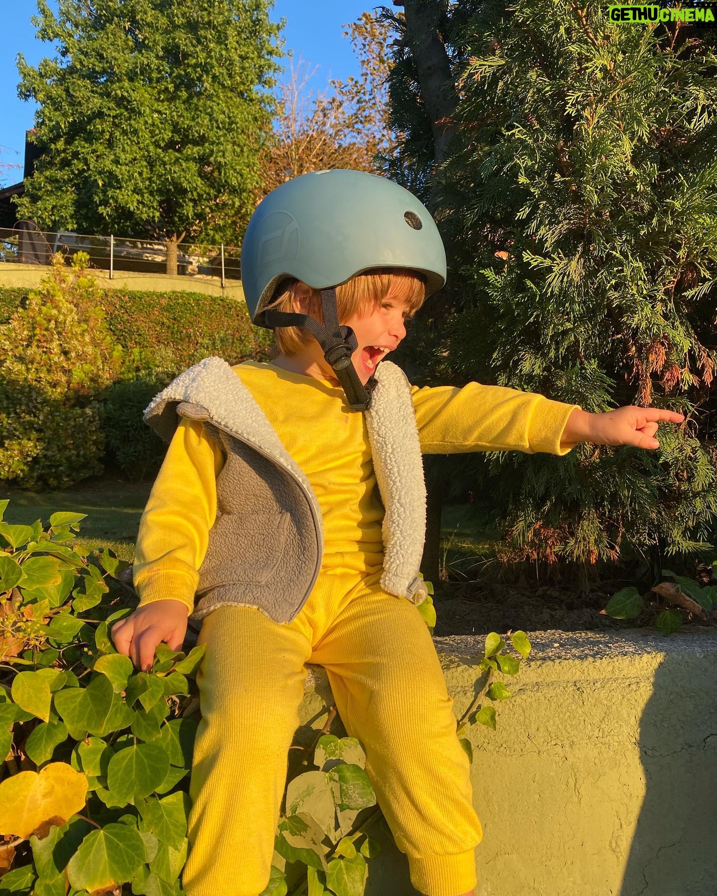 Öznur Serçeler Instagram - Biraz kafamıza taktık bugün ⛑️