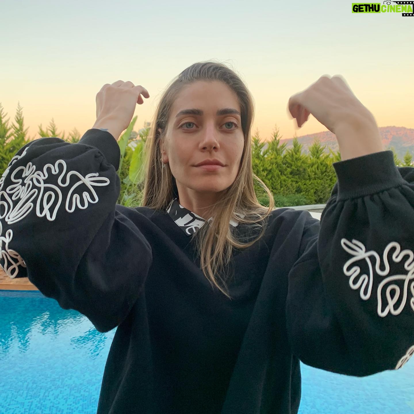 Öznur Serçeler - 210.3K Likes - Hoşçakal güneş, yarın görüşürüz 🌝
