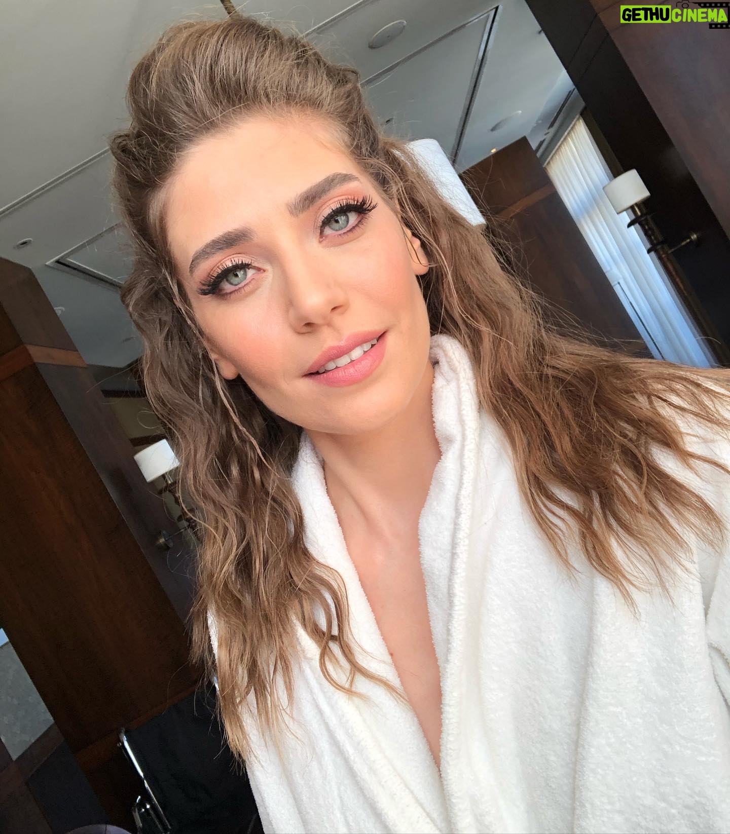 Öznur Serçeler - 181.1K Likes - 💋