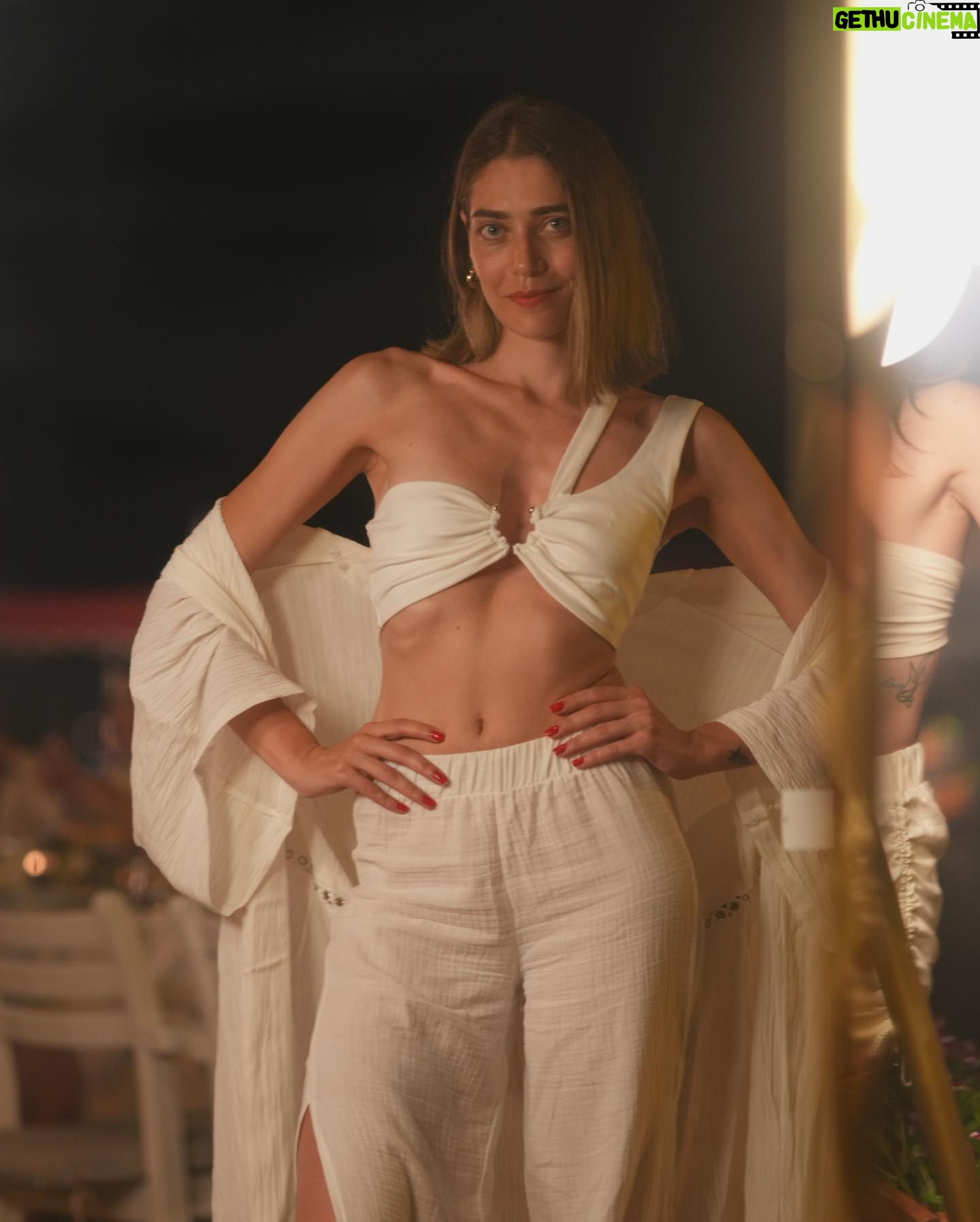 Öznur Serçeler - 254.8K Likes - Akdeniz akşamları 🪘