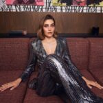 Öznur Serçeler Instagram – ⠀
🪩⠀
Genel Yayın Yönetmeni, Röportaj: @timurcanersoy⠀
Fotoğraf: @sefayamak @pamistanbul⠀
Styling: @karablutmelike⠀
Saç: @mercan.pekguzel⠀
Makyaj: @seymaerikci⠀
Fotoğraf Asistanı: @_alperpolat @pamistanbul⠀
Styling Asistanı: @simalkls ⠀
Prodüksiyon Asistanı: @ygtinl⠀
⠀
Teşekkürler @root_karakoy @bariserdogdu @management.be @ebruesenturgud⠀
⠀
#KUNPeople#KUNMagazine