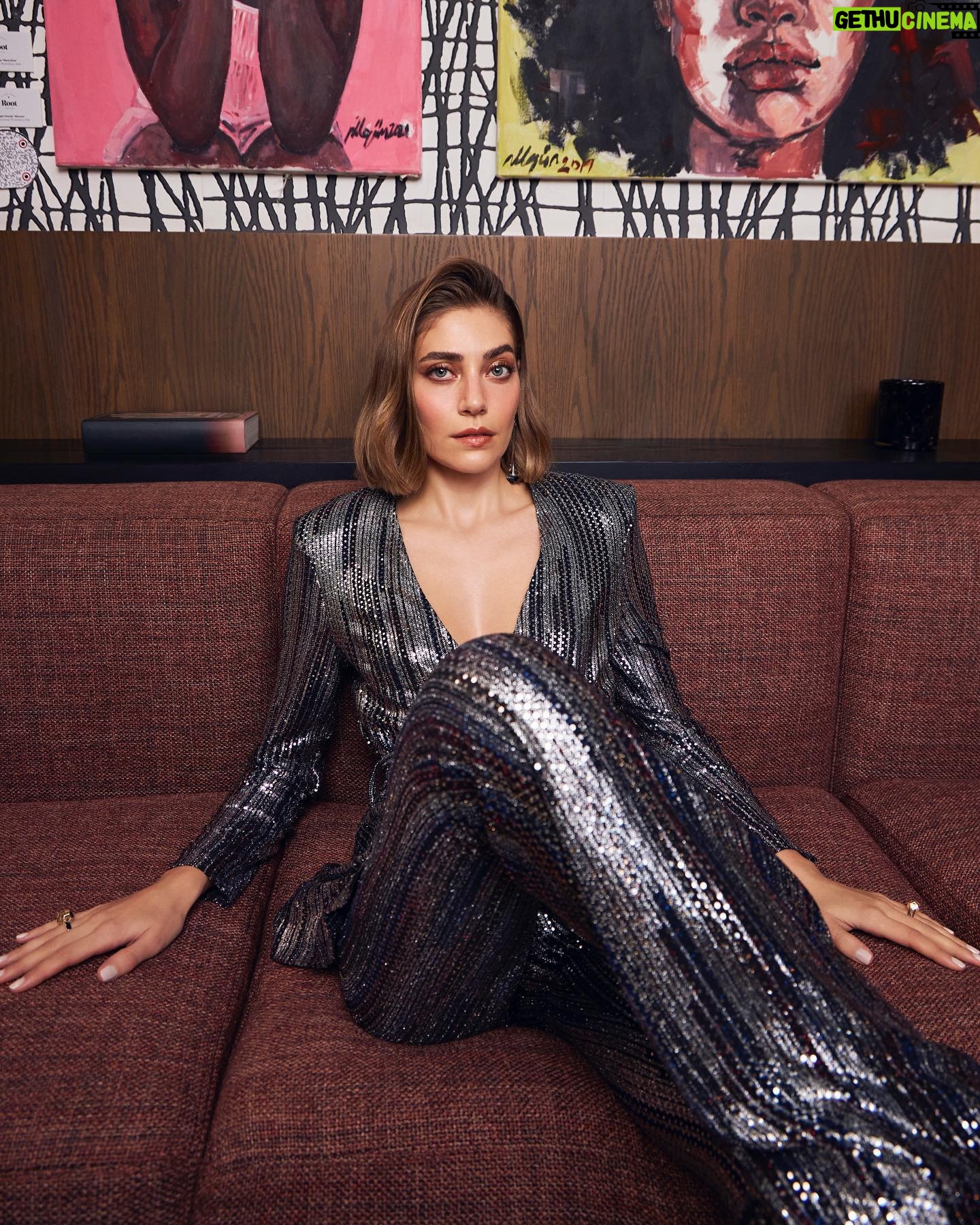 Öznur Serçeler Instagram - ⠀ 🪩⠀ Genel Yayın Yönetmeni, Röportaj: @timurcanersoy⠀ Fotoğraf: @sefayamak @pamistanbul⠀ Styling: @karablutmelike⠀ Saç: @mercan.pekguzel⠀ Makyaj: @seymaerikci⠀ Fotoğraf Asistanı: @_alperpolat @pamistanbul⠀ Styling Asistanı: @simalkls ⠀ Prodüksiyon Asistanı: @ygtinl⠀ ⠀ Teşekkürler @root_karakoy @bariserdogdu @management.be @ebruesenturgud⠀ ⠀ #KUNPeople#KUNMagazine