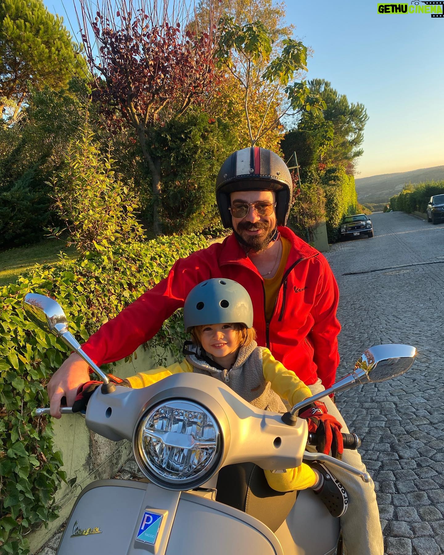 Öznur Serçeler Instagram - Biraz kafamıza taktık bugün ⛑️