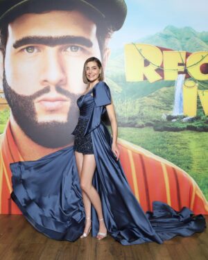 Öznur Serçeler Instagram - Recep İvedik7 ile bugün Disney  'ta buluşuyoruz!🍿⠀
⠀
Dün gece galamızda heyecanıma ortak olan herkese çok teşekkür ederim! ✨ ⠀
Set temposunda hayal ettiğimiz elbiseyi kısa süre içinde hazırlayan tasarımcımız @suleymanguvencc ⠀
@alissenuera ⠀
Her an yanımda ve her anımda mutluluğuma ortak olan canım menajerlerim @management.be ailesi 🌹 💙✨⠀
@esergk ⠀
@hamiyetaktass ⠀
@mustafaayata ⠀
@ebruesenturgud⠀