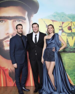Öznur Serçeler Instagram - Recep İvedik7 ile bugün Disney  'ta buluşuyoruz!🍿⠀
⠀
Dün gece galamızda heyecanıma ortak olan herkese çok teşekkür ederim! ✨ ⠀
Set temposunda hayal ettiğimiz elbiseyi kısa süre içinde hazırlayan tasarımcımız @suleymanguvencc ⠀
@alissenuera ⠀
Her an yanımda ve her anımda mutluluğuma ortak olan canım menajerlerim @management.be ailesi 🌹 💙✨⠀
@esergk ⠀
@hamiyetaktass ⠀
@mustafaayata ⠀
@ebruesenturgud⠀