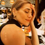 Öznur Serçeler Instagram - Anlat anlat dinliyorum seni vallahi kulağım sende