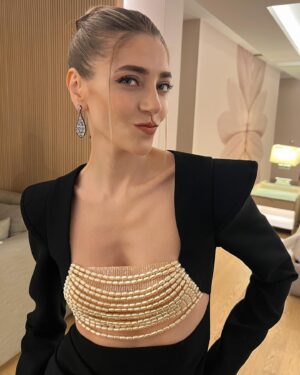 Öznur Serçeler Instagram - Altın Kelebek ✨

Beni bu geceye hazırlayan herkese teşekkür ederim 🙏🏻🩷