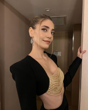 Öznur Serçeler Instagram - Altın Kelebek ✨

Beni bu geceye hazırlayan herkese teşekkür ederim 🙏🏻🩷