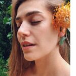 Öznur Serçeler Instagram - Karantina döneminde Facetime aracılığla Sevgili Burcum Baygut ile yaptığımız @harpersbazaarturkiye dergi çekiminden 🌾 Fotograf: @burcumbaygut Styling: @tugcekilincli Pr icon: @basakgunesberk