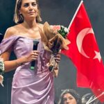 Öznur Serçeler Instagram – “İzmir Türküleri”
İzmir’in kurtuluşunun 100. yılının kutlanması vesilesiyle yapılan konserlerin 2. gününde düzenlenen bu muhteşem organizasyonun bir parçası olmaktan onur duydum. 
Bugün için teşekkürlerim var…
Başta orkestra şefimiz Tuluğ Tırpan’a @sabritulugtirpanofficial , bu güzel organizasyonu hazırlayan sevgili Süheyl Atay’a @suheylatay , her zaman yanımda olan canım ajansım @management.be ‘ye , beni katıldığım her projeye özenerek hazırlayan Hamiyet Aktaş ‘a @hamiyetaktass , tabii ki son teşekkürüm güzel İzmir ve sevgili halkına , @izmirbuyuksehirbelediyesi ve Sevgili Başkan Tunç Soyer’e @tuncsoyer  çok teşekkür ederim.
Bu günümüzü mümkün kılan Ulu önder Mustafa Kemal Atatürk’e minnettarım. 🇹🇷