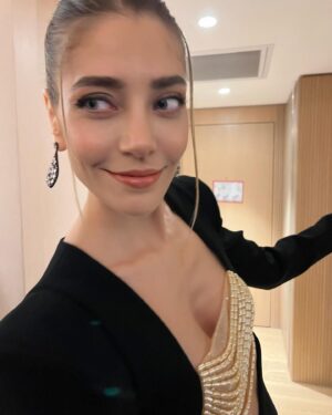 Öznur Serçeler Instagram - Altın Kelebek ✨

Beni bu geceye hazırlayan herkese teşekkür ederim 🙏🏻🩷