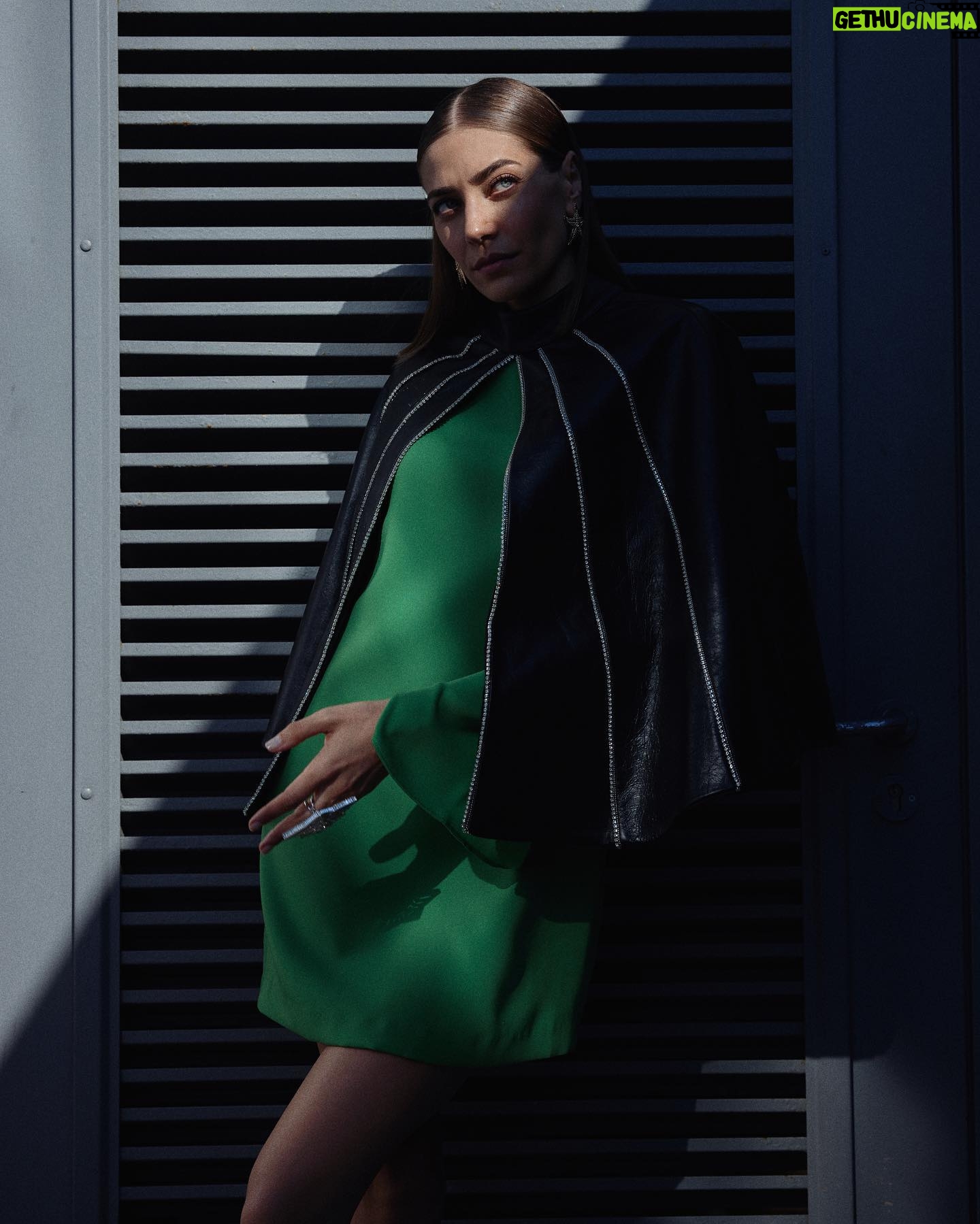 Öznur Serçeler Instagram - 💚✨ @gardiropmagazin #gardiropmagazin Yayınlar Direktörü: @gulay_ozdemir Video: @sam_paparazzii Fotoğraflar: @ugursariduran Moda ve Güzellik Direktörü: @caglakucukdereli Stylist: @dilaraipeksatir Kapak Kıyafetleri: @marksandspencerturkiye Saç: @atakangelisli Makyaj: @rufiyekalmazzz Kurumsal İletişim: @mine.gunduz Marka İletişimi: @yoncayalki Prodüksiyon: @nutekstudio Mekan: @radissonbluottomare Styling Asistanı: sselinbahadir_ Teşekkürler @management.be @edoszt