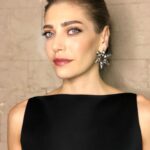 Öznur Serçeler Instagram – Dün gece için hazırlanmamda emeği geçen herkese teşekkür ederim 😊🙏🏻 Styling: @aliarisso 
Elbise: @nihanpeker 
Make up: @selen_karabulut 
Hair: @tanerkuyu 
Aksesuar: @mahisanikvand 
#altınzambaködülleri
