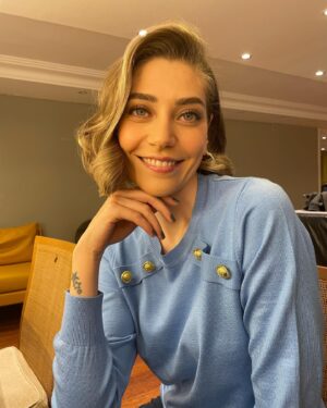 Öznur Serçeler Instagram - No filter however
Yes make up and hair spray 😉

@makeupbyhatice 
@hasangevher.hairstyling