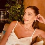 Öznur Serçeler Instagram – Siyah giymedim toz olur diye, beyaz giydim umarım söz olmaz 🤭