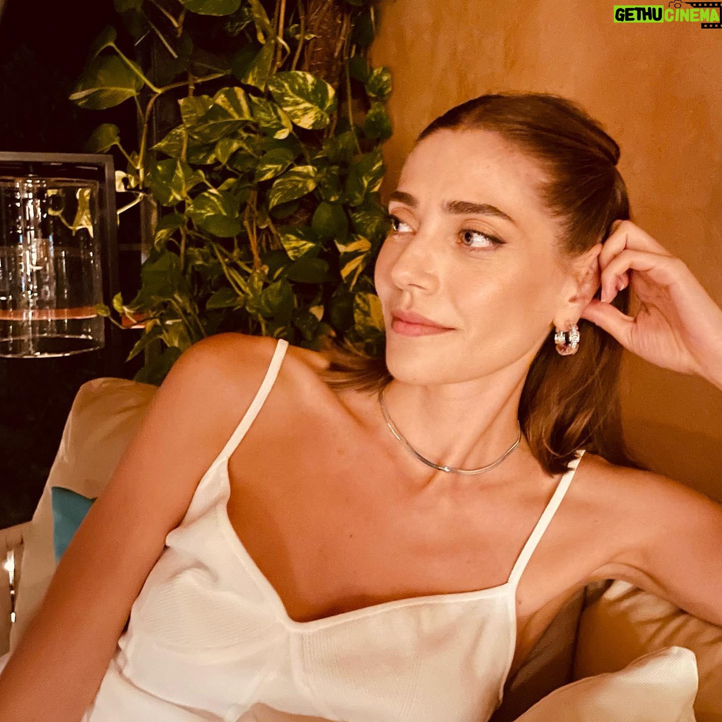 Öznur Serçeler Instagram - Siyah giymedim toz olur diye, beyaz giydim umarım söz olmaz 🤭