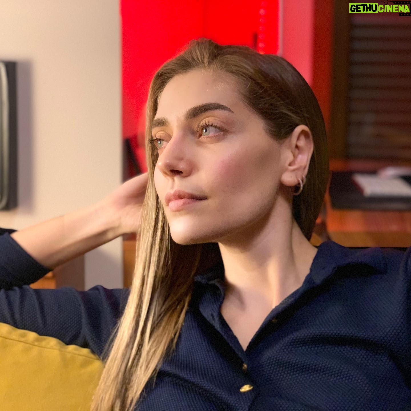 Öznur Serçeler - 168.8K Likes - Evdeyim, umutluyum 🍃