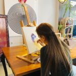 Öznur Serçeler Instagram - Güzel kalpli Elif Tutka’nın Müdahil sergisi’nin açılışı bugün :) elde edilen gelirlerin Türk eğitim gönüllüleri vakfına bağışlanacağı bu güzel değerli projede bize de katkıda bulunma fırsatı verdiği için kendisine çok teşekkür ediyorum 🙏🏻 @eliftutka @sevildolmaciartconsultancy
