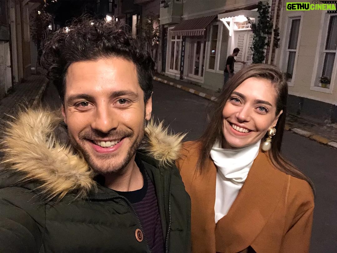 Öznur Serçeler - 175.4K Likes - Siz bölümü izlerken biz sizler için yenilerini çekiyoruz 🤓