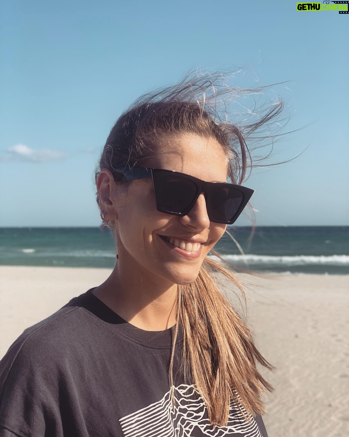 Öznur Serçeler - 179.8K Likes - Toplamış olmama rağmen rüzgarda savrulan saçlarım 🌬🍂