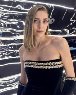 Öznur Serçeler Instagram - Geceden ✨

Tarocum 🏆👏🏼 @taroemir 

🖤Styling: 
@hamiyetaktass  @management.be 

Elbise: @labarinstudio
Takı: @tophilss