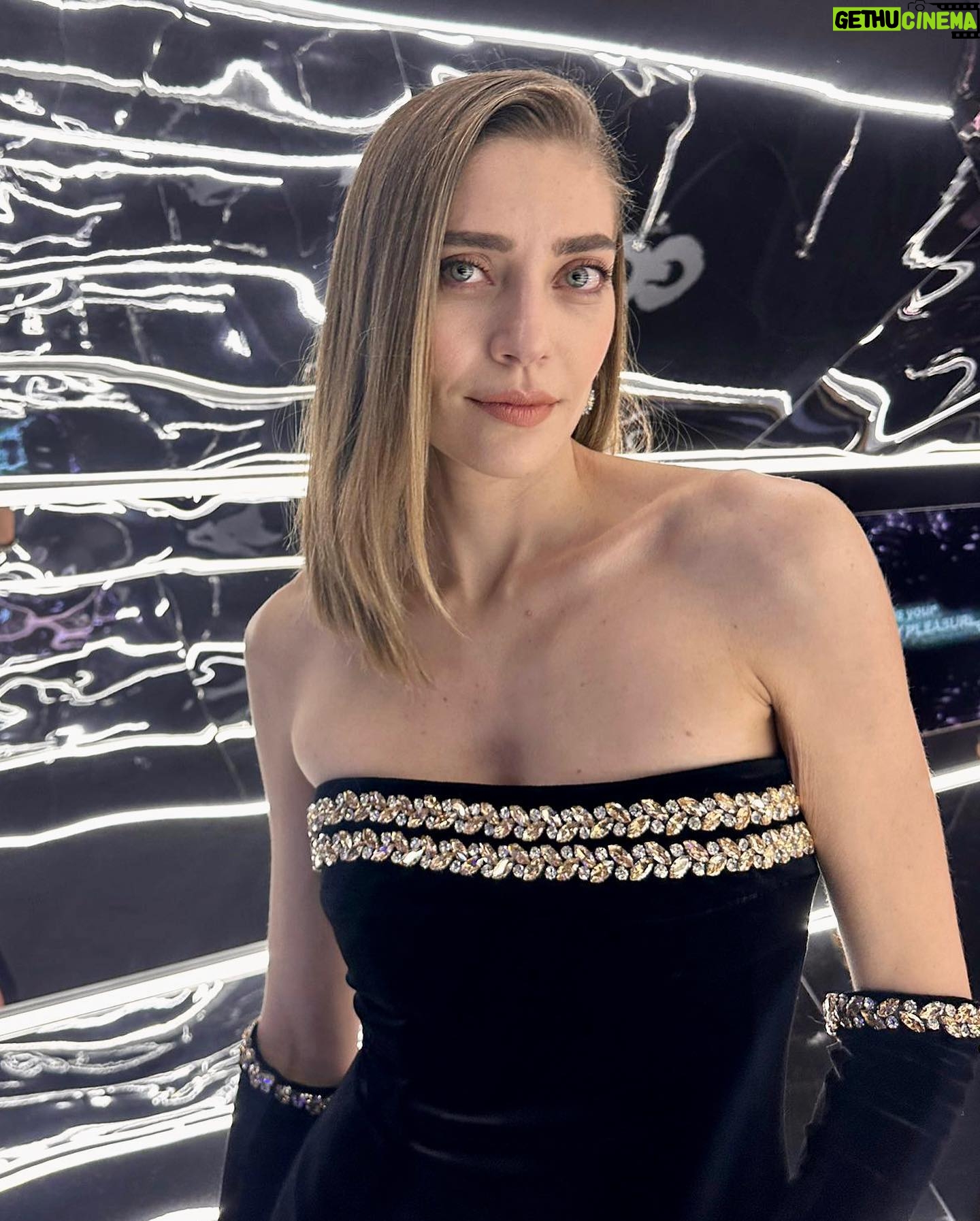 Öznur Serçeler - 179.3K Likes - Geceden ✨
Tarocum 🏆👏🏼 @taroemir
🖤Styling:
@hamiyetaktass @management.be
Elbise: @labarinstudio
Takı: @tophilss