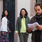 İclal Aydın Instagram – Harıl harıl yeni kitaba daldım, sosyal medyayı biraz atladım mı ne oldu? 
Ne zamandır set fotoğrafı paylaşmamıştım🎈 
Havalar soğudu. Üst üste hırkalardan önceki son haftalar😂 
Teşekkürler sevgili @oguzhanhasdemir ne güzel kareler yakalamışsın🥰

@sevgiyilmaz ve @zilufer ‘in hikayesini ve senaryosunu yazdığı 
@edateksoz ve @aycayaykin ‘ın yönettiği 
Görüntü yönetmenliğini @umitgabin ve @aziz.topaloglu ‘nun yaptığı @uckizkardestvdizisi  her salı @kanald ‘de 💙 
@iincigundogdu @surecfilm #aligündoğdu