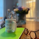 İclal Aydın Instagram – Her yeni kitap öncesi olduğu gibi🩵
Aynı fincan, yeşil defter…
Adını henüz bilmiyorum yeni romanın. Nasılsa kendi adını kendi bulacaktır…
İlk birkaç satırı da paylaşayım her zaman olduğu gibi 😊 

(…) 
Fincanını senden sonra kaldırmamıştım birkaç gün. Kahve telvesi kurudu kaldı içinde. Hatta sandalye bile kalktığında hangi formdaysa öyle durdu bir süre. Kendiminkilere de dokunmadım. Ne fincana, ne sandalyeye…
Öyle, her an kaldığımız yerden devam edecekmişiz, sen balkonda içeri girecekmişsin gibi beklediler bizi. Yanlarından geçip gittikçe canımı acıttı o duruşları. Öfkelendim. Haklı buldum kendimi. Sen beni nasıl hatırlamadın sahi? Sen beni neden her seferinde unuttun.
Oysa bak rüyalarımız bile karışmış birbirine. Acılarımız, yaralarımız, şarkılarımız. Yine aynı sesler, sözler, oyunlar, sonuçlar, yorgunluklar, vaz geçişlerle dolu tarihimiz. Ayırıp ayırıp aynı şehire atmış bizi hayat. 
Birbirimizi bulmak mı ödevimizdi?
Aynı gece mi gördük o rüyaları? Aynı anda mı dinledik o şarkıyı? “Bulun hadi artık birbirinizi mi?” dedi melekler? Birbirimizin kalbinde “yine” yeni yaralar açmamız muhtemelken bile, sarıldıkça bir parça da olsa azalmaz mıydı bu çok özlemenin sızısı? Kim oynuyor ki bu oyunu? Ya da kim oynatıyor bu oyunu?
(…) 

#yakında @artemisyayinlari ‘nda.